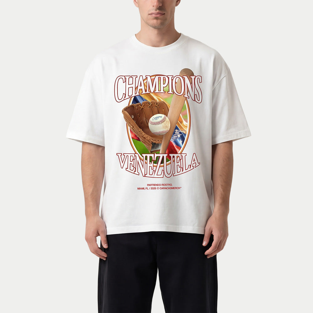 Un modelo llevando la camiseta blanca «Venezuela Baseball Champions» de Caracas Merch